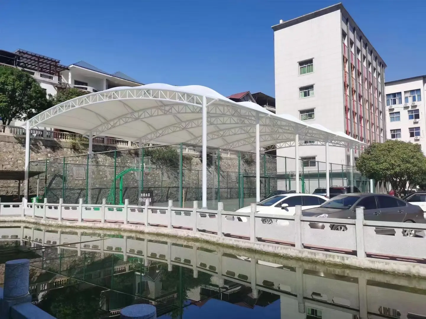 贵州正安园区停车棚总在漏水生锈？源头膜结构厂家：按本地气候选材，避开三大坑