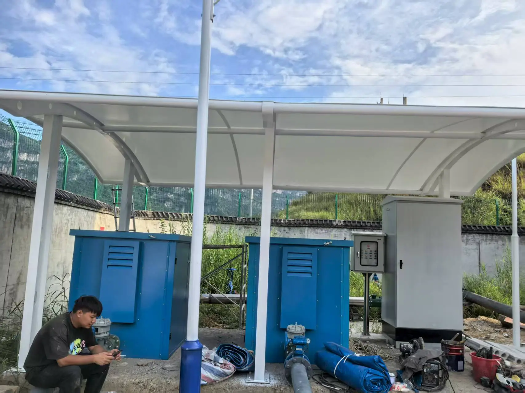 贵州正安膜结构棚怎么选?多雨高湿山区,避开低价铁皮棚与劣质膜材坑