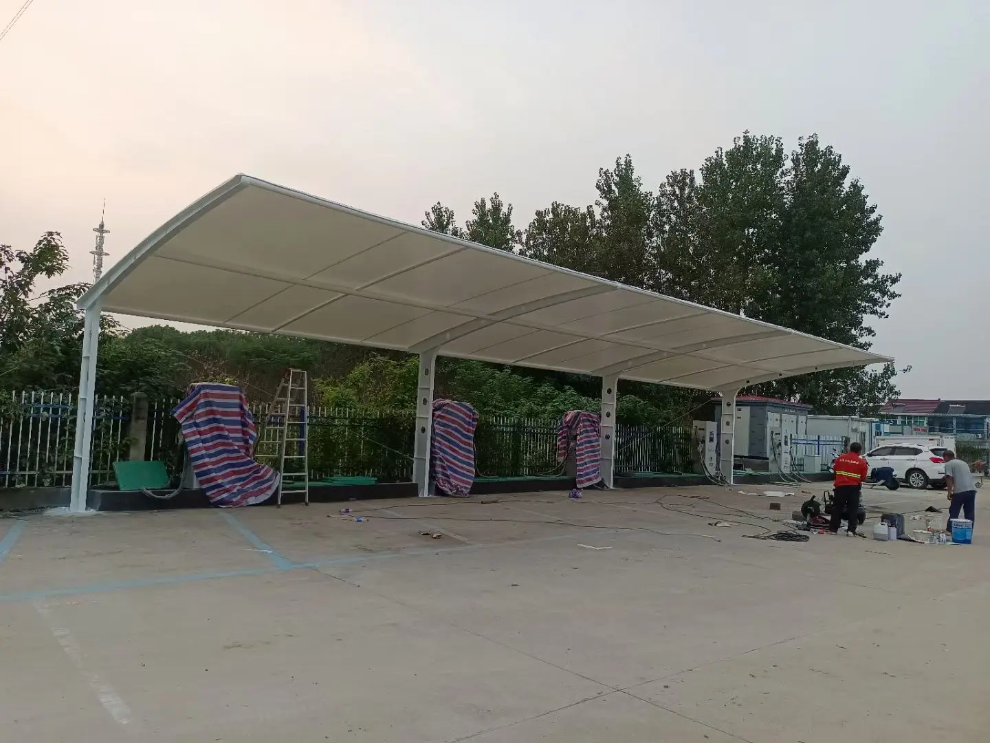 贵州正安膜结构工程科普：山地多雨强紫外线环境，停车棚选材别只看低价